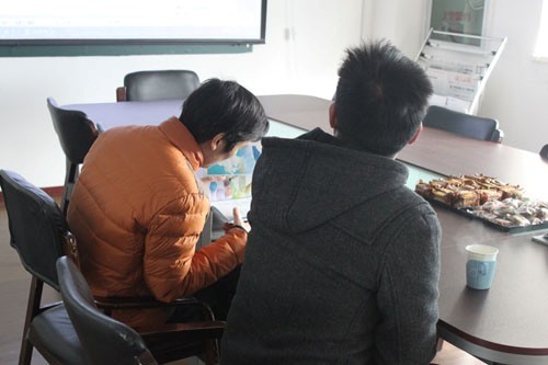 河南商丘豆奶生產線客戶正在閱覽相關資料