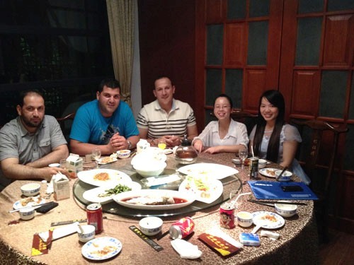 阿爾及利亞奶酪鍋客戶與公司同事一起就餐