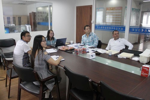 惠合同事與委內瑞拉奶酪生產線客戶洽談工藝