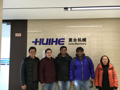 外貿(mào)經(jīng)理與客戶(hù)合影